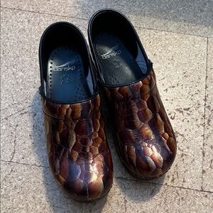 Dansko Women’s Textured Brown Clogs